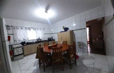 Imagem: A casa possui 3 Dormitórios, 3 Banheiros, 2 Vagas na garagem