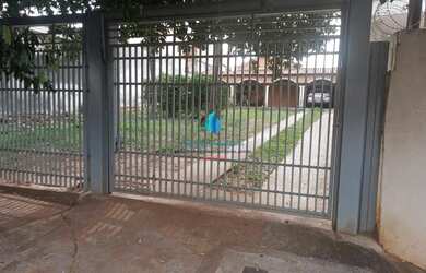 Imagem: A casa possui 3 Dormitórios, 2 Banheiros, 2 Vagas na garagem