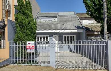 Imagem: A casa possui 3 Dormitórios, 3 Banheiros, 2 Vagas na garagem