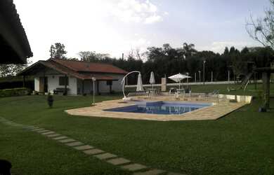 Imagem: A casa em condomínio possui 5 Dormitórios, 5 Banheiros, 5.000m²