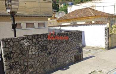 Imagem: A casa possui 4 Dormitórios, 2 Banheiros, 4 Vagas na garagem