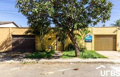 Imagem: A casa possui 3 Dormitórios, 2 Banheiros, 1 Vaga na garagem