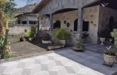 Imagem: A casa possui 3 Dormitórios, 2 Banheiros, 4 Vagas na garagem