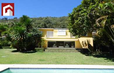 Imagem: A casa possui 5 Dormitórios, 5 Banheiros, 5 Vagas na garagem