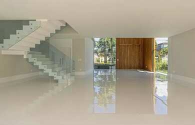 Imagem: A casa em condomínio possui 5 Dormitórios, 5 Banheiros, 4