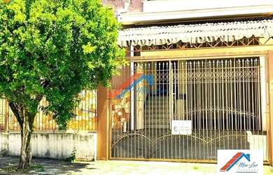 Imagem: A casa possui 4 Dormitórios, 2 Banheiros, 3 Vagas na garagem