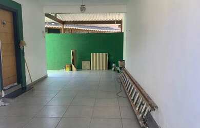 Imagem: A casa possui 3 Dormitórios, 2 Banheiros, 1 Vaga na garagem