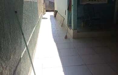 Imagem: A casa possui 3 Dormitórios, 2 Banheiros, 2 Vagas na garagem