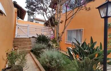 Imagem: A casa possui 4 Dormitórios, 3 Banheiros, 4 Vagas na garagem