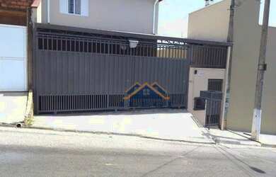 Imagem: A casa possui 3 Dormitórios, 2 Banheiros, 1 Vaga na garagem