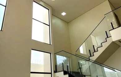 Imagem: A casa possui 4 Dormitórios, 5 Banheiros, 3 Vagas na garagem