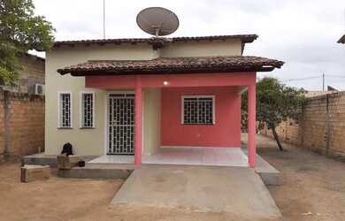 Imagem: A casa possui 2 Dormitórios, 2 Banheiros, 2 Vagas na garagem