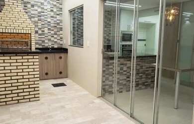 Imagem: A casa possui 3 Dormitórios, 2 Banheiros, 2 Vagas na garagem