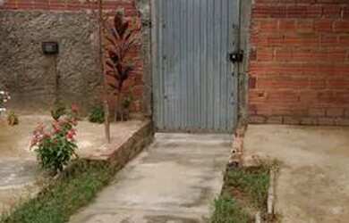 Imagem: A casa possui 3 Dormitórios, 1 Banheiro e está localizado