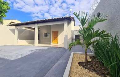 Imagem: A casa possui 3 Dormitórios, 2 Banheiros, 2 Vagas na garagem