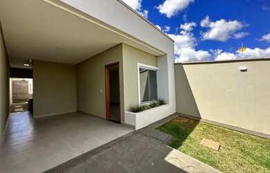 Imagem: A casa possui 2 Dormitórios, 2 Banheiros, 2 Vagas na garagem