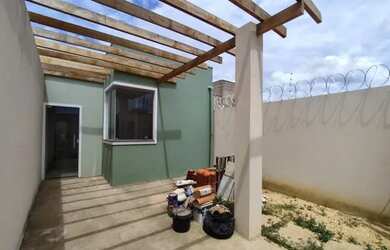 Imagem: A casa possui 3 Dormitórios, 1 Banheiro, 2 Vagas na garagem