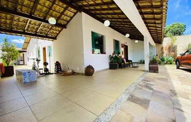 Imagem: A casa possui 3 Dormitórios, 5 Banheiros, 4 Vagas na garagem