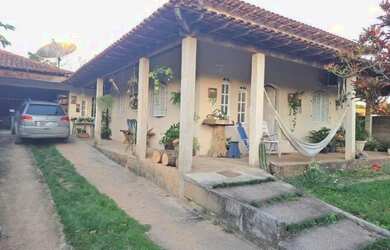 Imagem: A casa possui 4 Dormitórios, 2 Banheiros, 3 Vagas na garagem