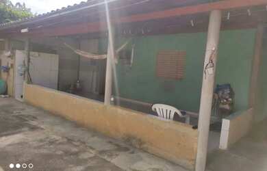 Imagem: A casa possui 3 Dormitórios, 2 Banheiros, 1 Vaga na garagem