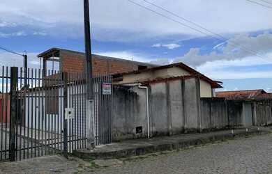 Imagem: A casa possui 3 Dormitórios, 2 Banheiros, 2 Vagas na garagem