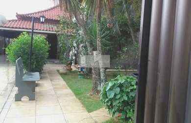 Imagem: A casa possui 3 Dormitórios, 2 Banheiros, 5 Vagas na garagem