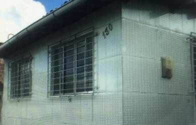 Imagem: A casa possui 4 Dormitórios, 2 Banheiros, 1 Vaga na garagem