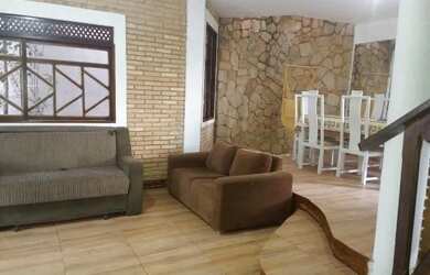 Imagem: A casa possui 4 Dormitórios, 3 Banheiros, 2 Vagas na garagem