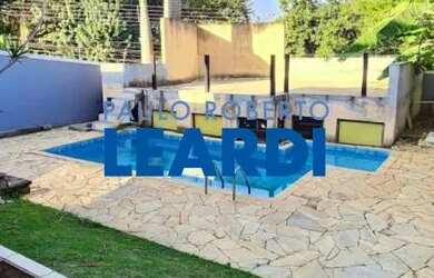 Imagem: A casa possui 5 Dormitórios, 5 Banheiros, 5 Vagas na garagem