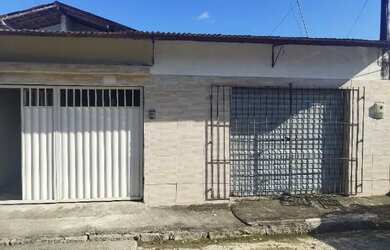 Imagem: A casa possui 2 Dormitórios, 1 Banheiro, 1 Vaga na garagem