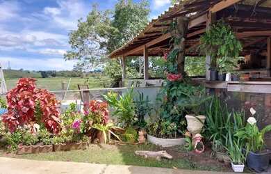 Imagem: A casa possui 4 Dormitórios, 4 Banheiros, 2 Vagas na garagem