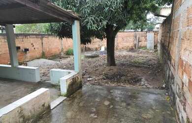 Imagem: A casa possui 3 Dormitórios, 1 Banheiro, 5 Vagas na garagem