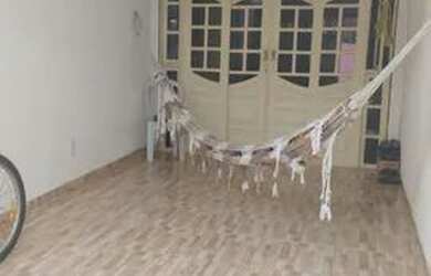 Imagem: A casa possui 3 Dormitórios, 2 Banheiros, 2 Vagas na garagem