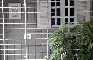 Imagem: A casa possui 3 Dormitórios, 1 Banheiro, 2 Vagas na garagem