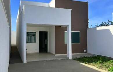 Imagem: A casa possui 3 Dormitórios, 2 Banheiros, 1 Vaga na garagem