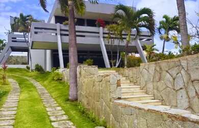 Imagem: A casa possui 5 Dormitórios, 5 Banheiros, 3 Vagas na garagem