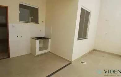 Imagem: A casa possui 3 Dormitórios, 2 Banheiros, 1 Vaga na garagem