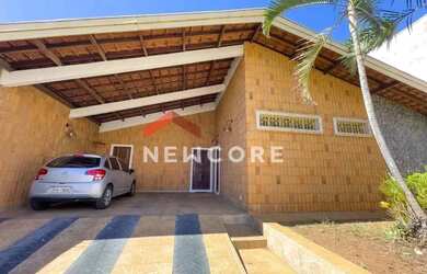 Imagem: A casa possui 3 Dormitórios, 2 Banheiros, 4 Vagas na garagem