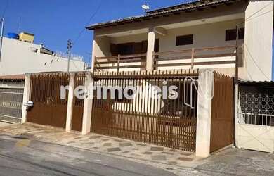 Imagem: A casa possui 4 Dormitórios, 5 Banheiros, 4 Vagas na garagem