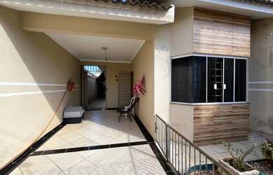 Imagem: A casa possui 3 Dormitórios, 2 Banheiros, 2 Vagas na garagem