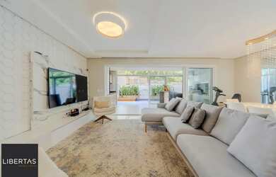 Imagem: A casa em condomínio possui 4 Dormitórios, 5 Banheiros, 2