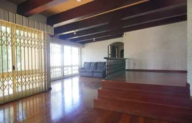 Imagem: A casa possui 5 Dormitórios, 5 Banheiros, 4 Vagas na garagem