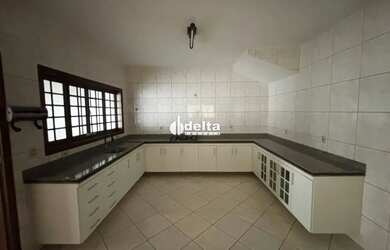 Imagem 4: Casa estilo sobrado com 3 quartos sendo 1 suíte disponível para locação no bairro Jardim P