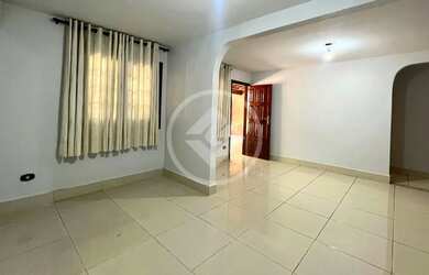 Imagem: A casa possui 4 Dormitórios, 1 Banheiro, 4 Vagas na garagem