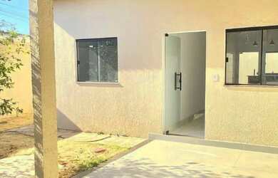 Imagem: A casa possui 3 Dormitórios, 2 Banheiros, 1 Vaga na garagem