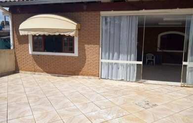 Imagem: A casa possui 3 Dormitórios, 2 Banheiros, 3 Vagas na garagem