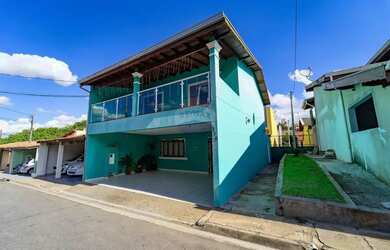 Imagem: A casa possui 3 Dormitórios, 3 Banheiros, 2 Vagas na garagem