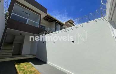 Imagem: A casa possui 3 Dormitórios, 1 Banheiro, 1 Vaga na garagem