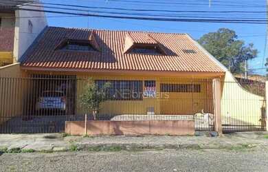 Imagem: A casa possui 4 Dormitórios, 4 Banheiros, 5 Vagas na garagem