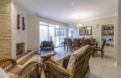 Imagem: A casa possui 4 Dormitórios, 5 Banheiros, 5 Vagas na garagem